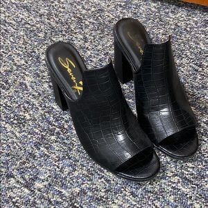 Seven7 Stylish Sandal Heels Black Snake BarelyWorn